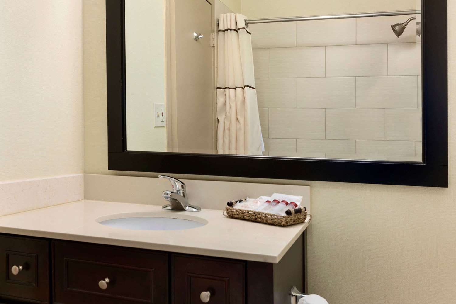 Holiday Inn Newark Intl Airport North - photo 28