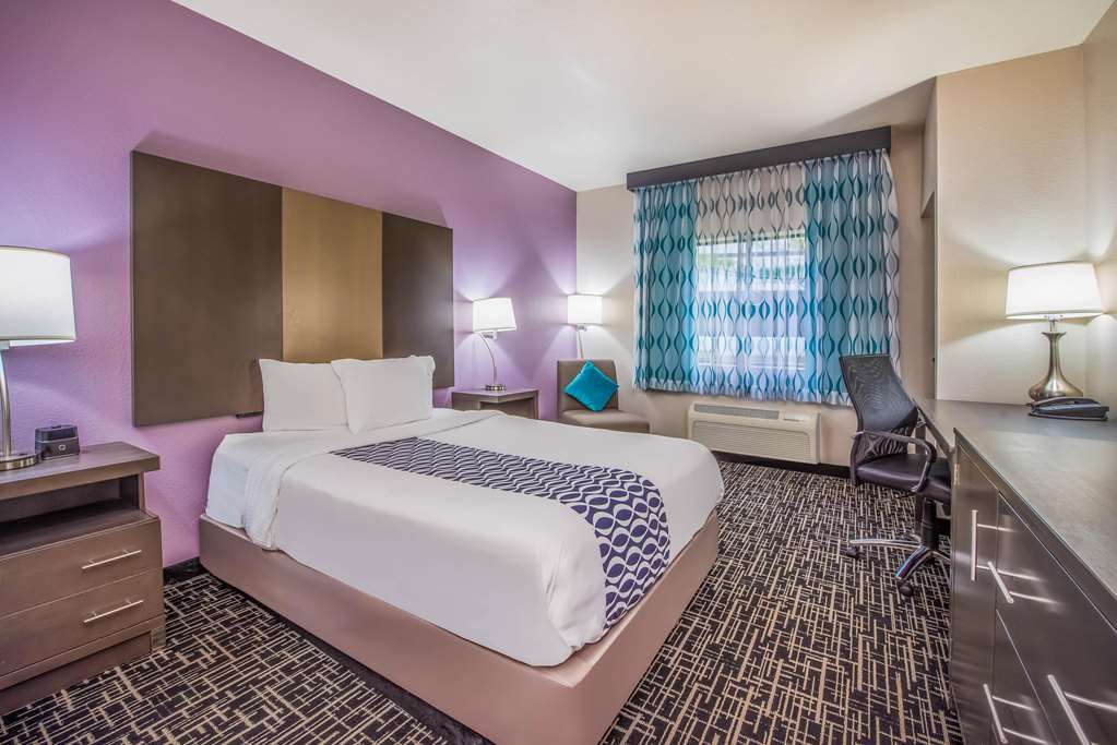 La Quinta Inn & Suites by Wyndham Fairborn Wright Patterson - photo 21