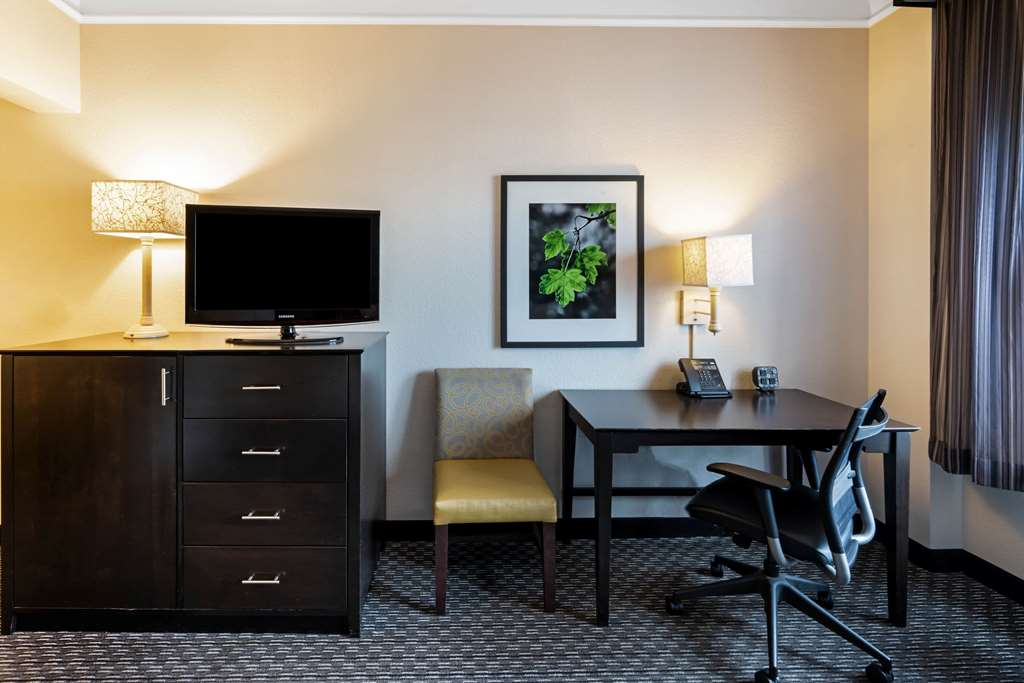 La Quinta Inn & Suites by Wyndham Mesa Superstition Springs - photo 21
