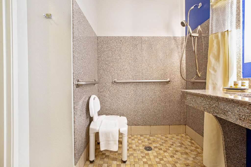 La Quinta Inn & Suites by Wyndham NE Long Beach Cypress - photo 12