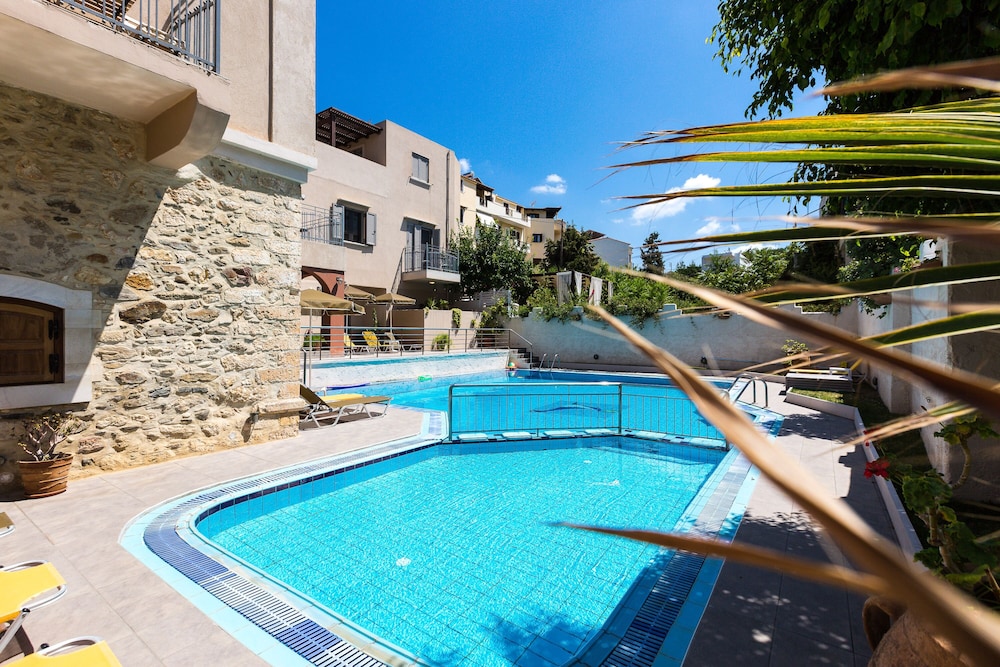 Philoxenia Apartments — 4-Star Luxury Hotel in Panormos, Greece
