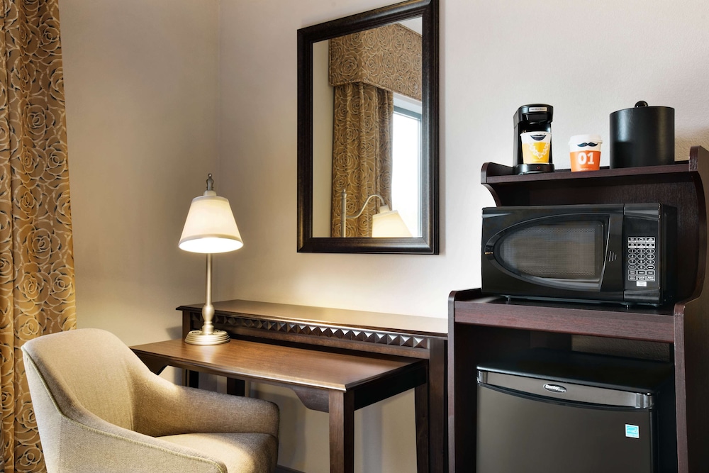 Hampton Inn & Suites Mahwah - photo 11