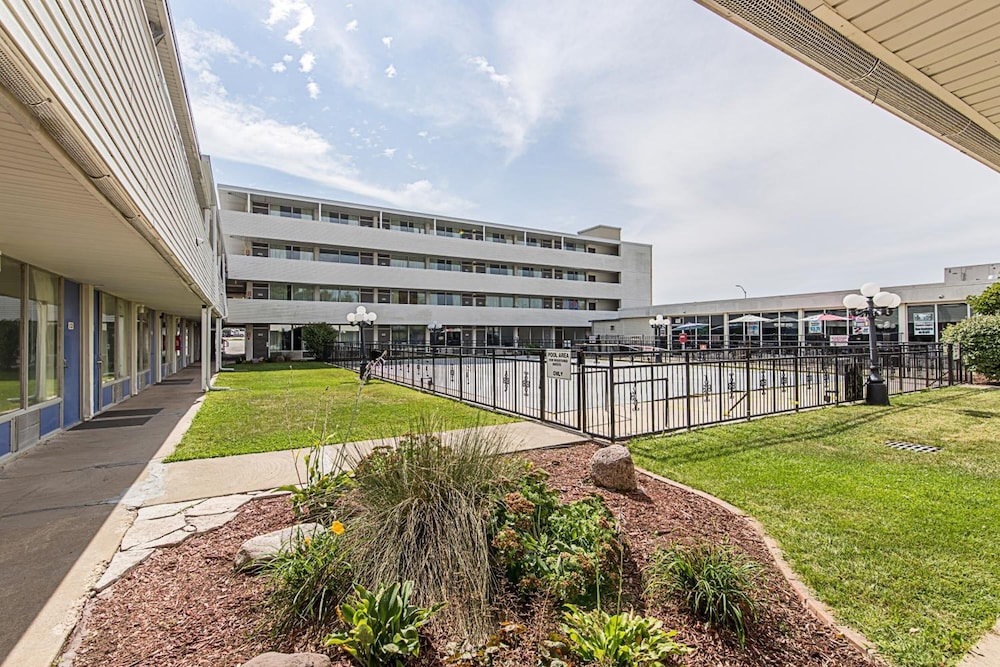 Motel 6 Pekin IL - photo 21