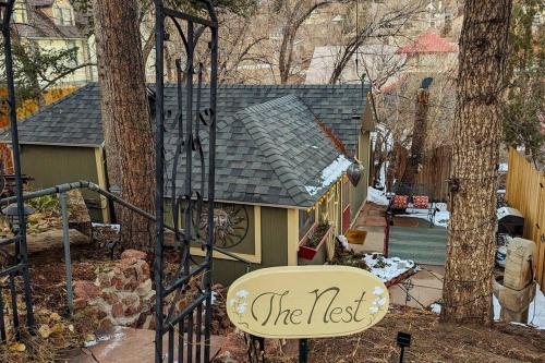 The Nest Cottage with Hot Tub in Downtown Manitou Springs — 4-Star Luxury Hotel in Manitou Springs, United States