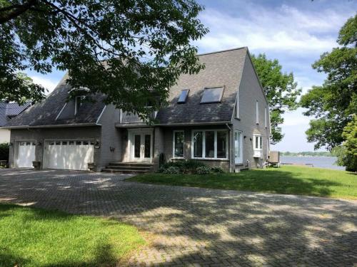 Spacious Lakefront Champlain lake with SPA — hotel in Venise-En-Quebec