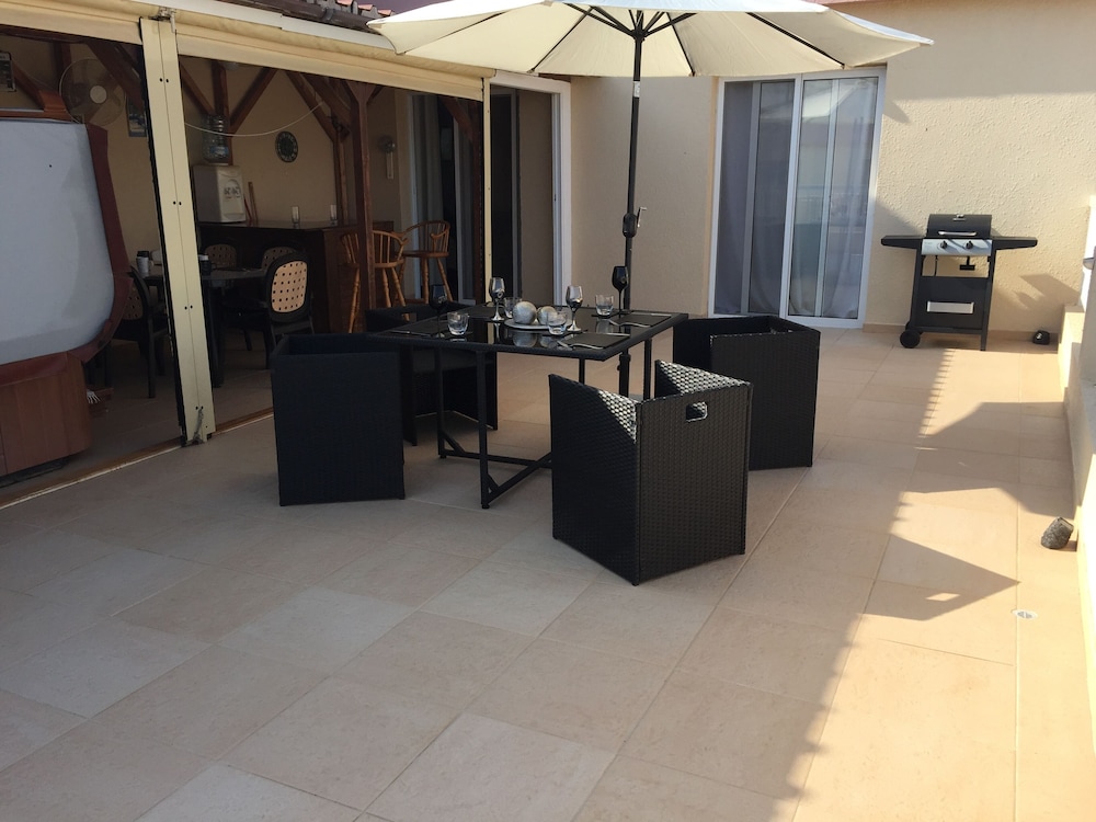 2 Bed Flat Sleeps 4 Pool Parking Wifi