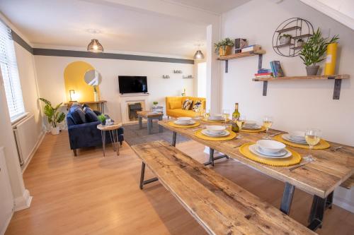Saltbox Properties LARGE 3 bed 3 bath house parking fast wifi town centre location sleeps 6 — 4-Star Luxury Hotel in Ashby De La Zouch, United Kingdom