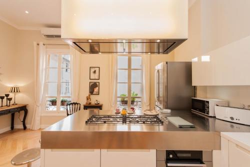 Sunlight Properties Capitaine 54 1 Bedroom stunning holiday rental apartment with balcony and port view — 4-Star Luxury Hotel in Nice, France