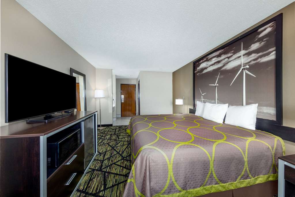 Super 8 by Wyndham Pratt - photo 15