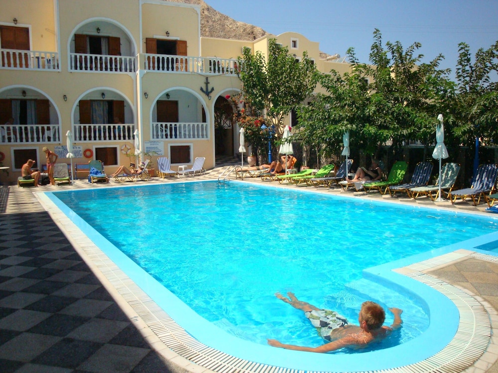 Blue Sea Hotel - carbon neutral hotel in Fira