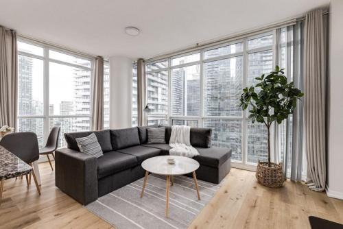 Cozy Downtown 2BR Suite near CN Tower with Balcony - carbon neutral hotel in Toronto