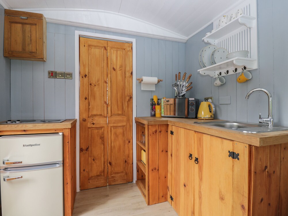 Rabbit Hill Hut — Abergavenny — photo 4