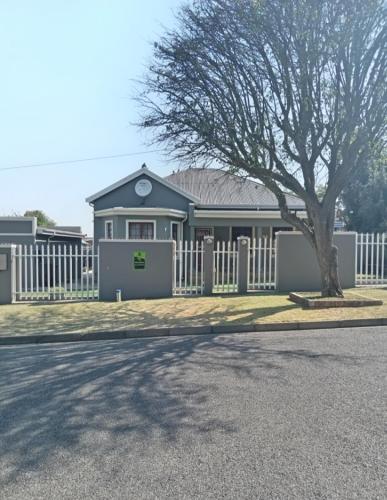 Fancy Pansy 4.2 Room 1 only : Spacious 1 bedroom house — 4-Star Luxury Hotel in Germiston, South Africa