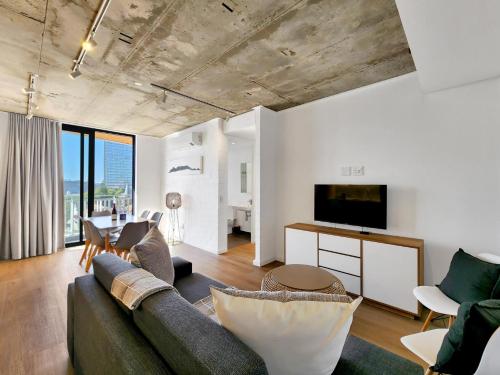 Sea Point Modern 2 Bed with Ocean Mountain Views