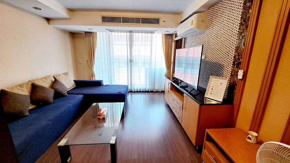 5C 2 Bedroom Downtown Apartment With Shared Pool