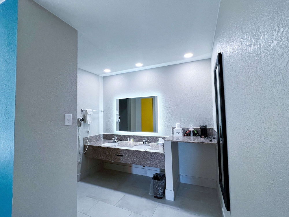 Days Inn & Suites by Wyndham Santa Rosa - photo 9