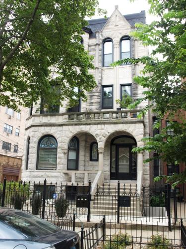 Stone Mansion Sleeps 10 20 Free TV & Parking — 4-Star Luxury Hotel in Chicago, United States