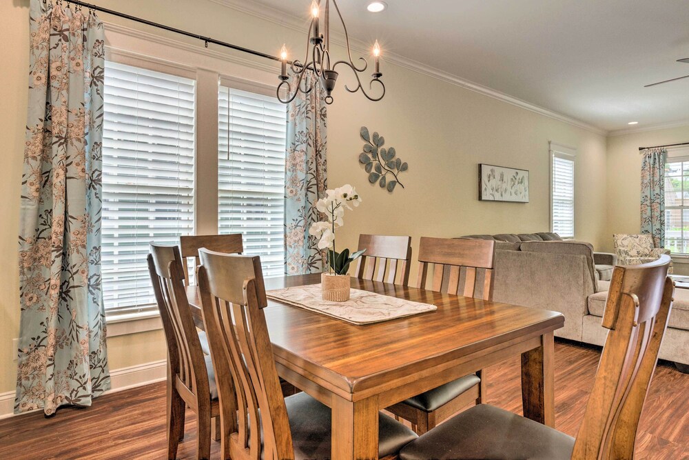 Lovely Mobile Retreat w Deck & Front Porch in Mobile, United States