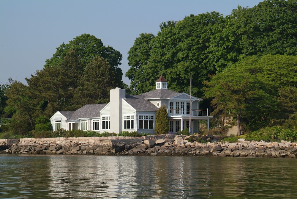 Thimble Islands Bed And Breakfast 11669552 — Branford