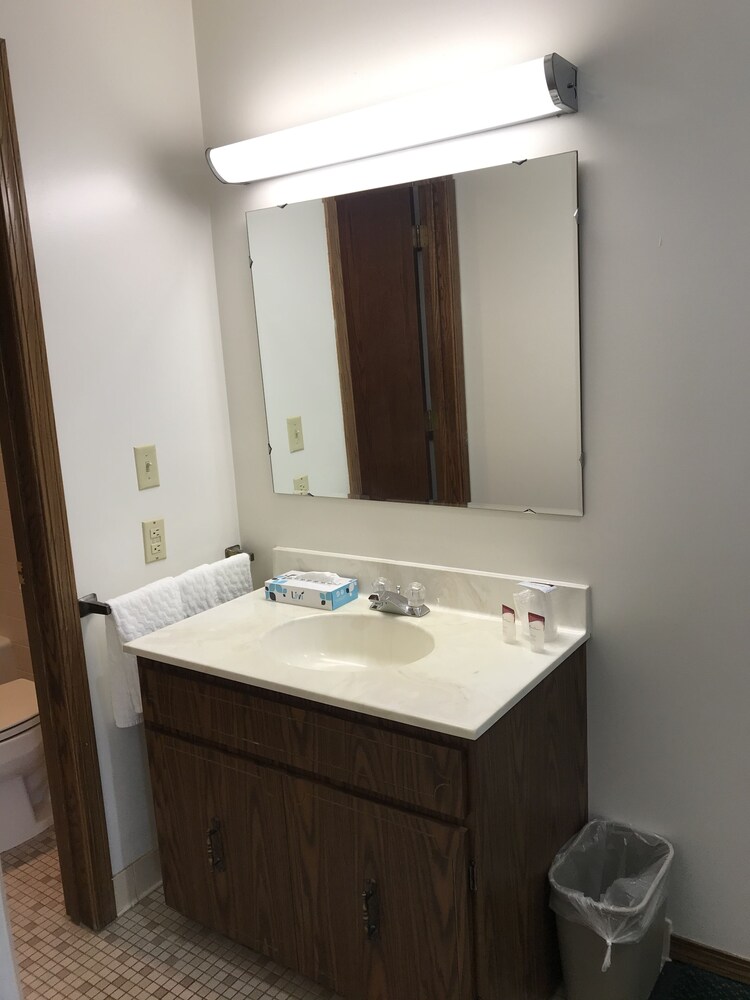 Colonial Inn Dyersville - photo 29