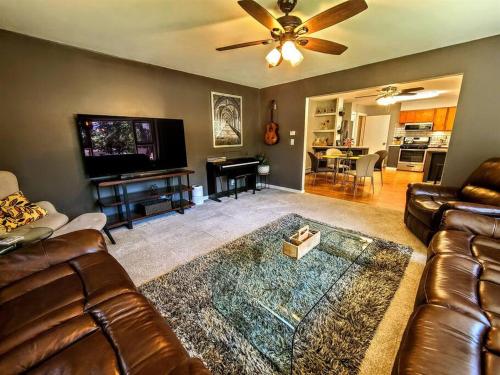 Ultra Comfy Spotless & Spacious Private Home in Boyne Dogs Ok Walk to Town — 4-Star Luxury Hotel in Boyne City, United States