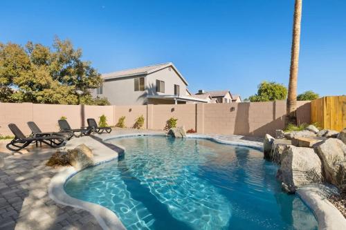 Sun Drenched Terrace: Chic w Grille Firepit Pool — Glendale — photo 5