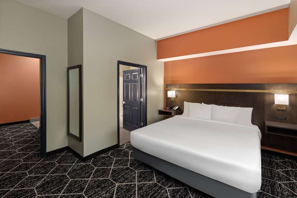 La Quinta Inn & Suites by Wyndham Olathe - photo 31