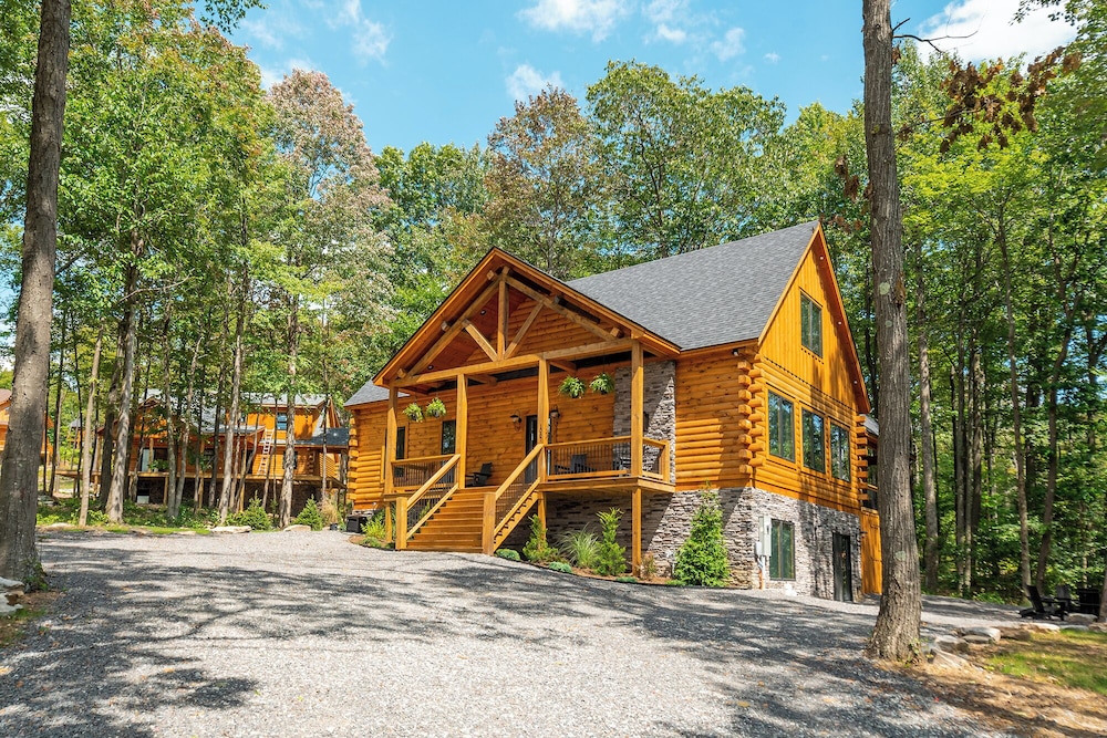 Black Diamond Lodge — 4-Star Luxury Hotel in Mchenry, United States