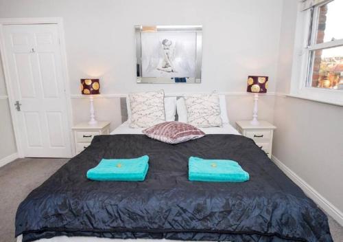 Sandmartin Top Floor 3 Bed Apartment Sea Views & Parking