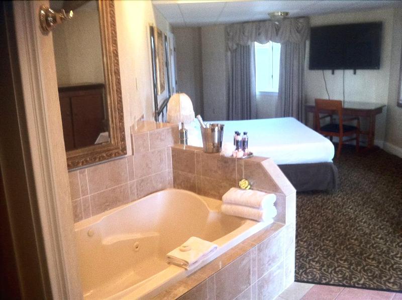 Cedar Park Inn & Whirlpool Suites - photo 11
