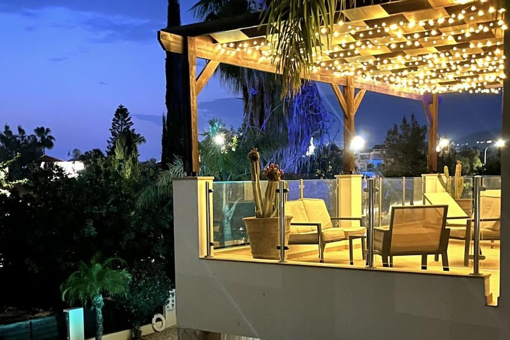 Coral Bay Villa Sleeps 6 Pool Parking