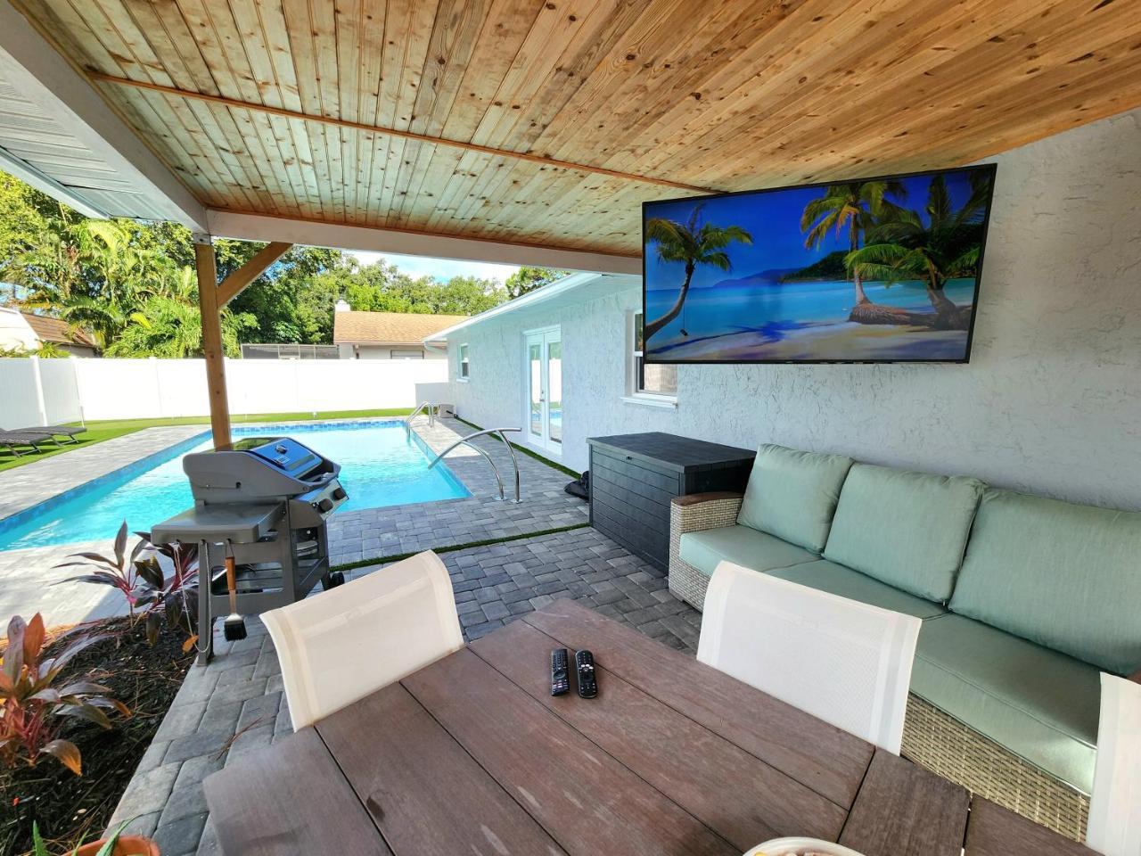 Serenity by the Sea Cozy pool home with putting green & fire pit — 4-Star Luxury Hotel in Bradenton, United States
