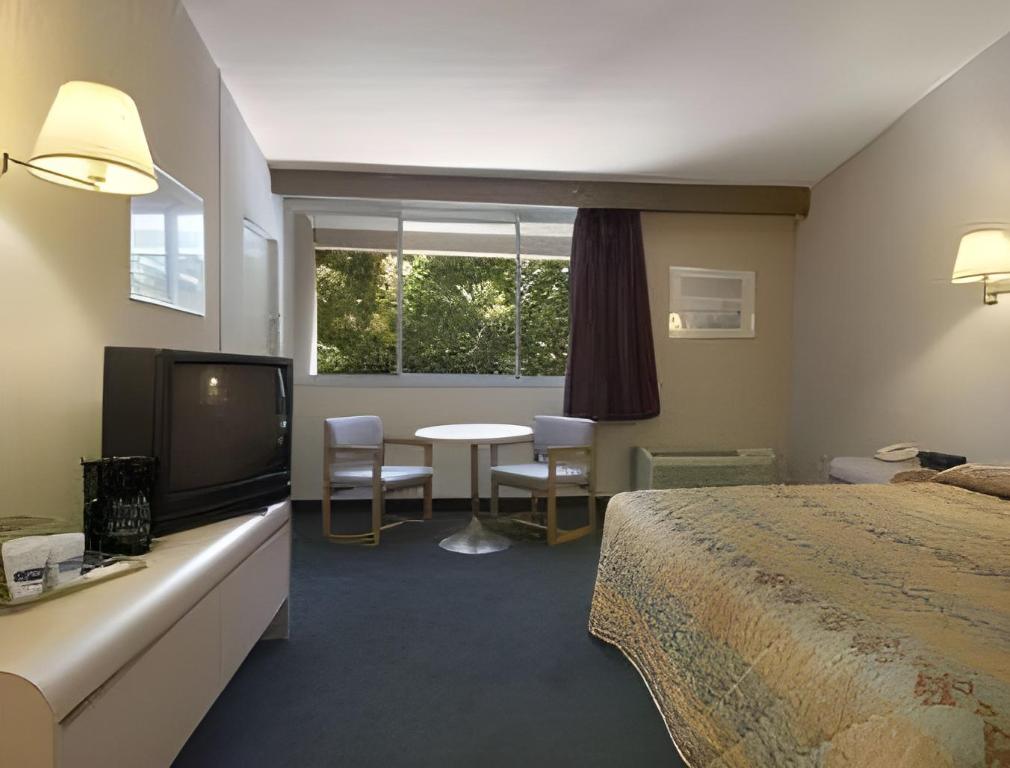 Knights Inn Liberty - photo 7
