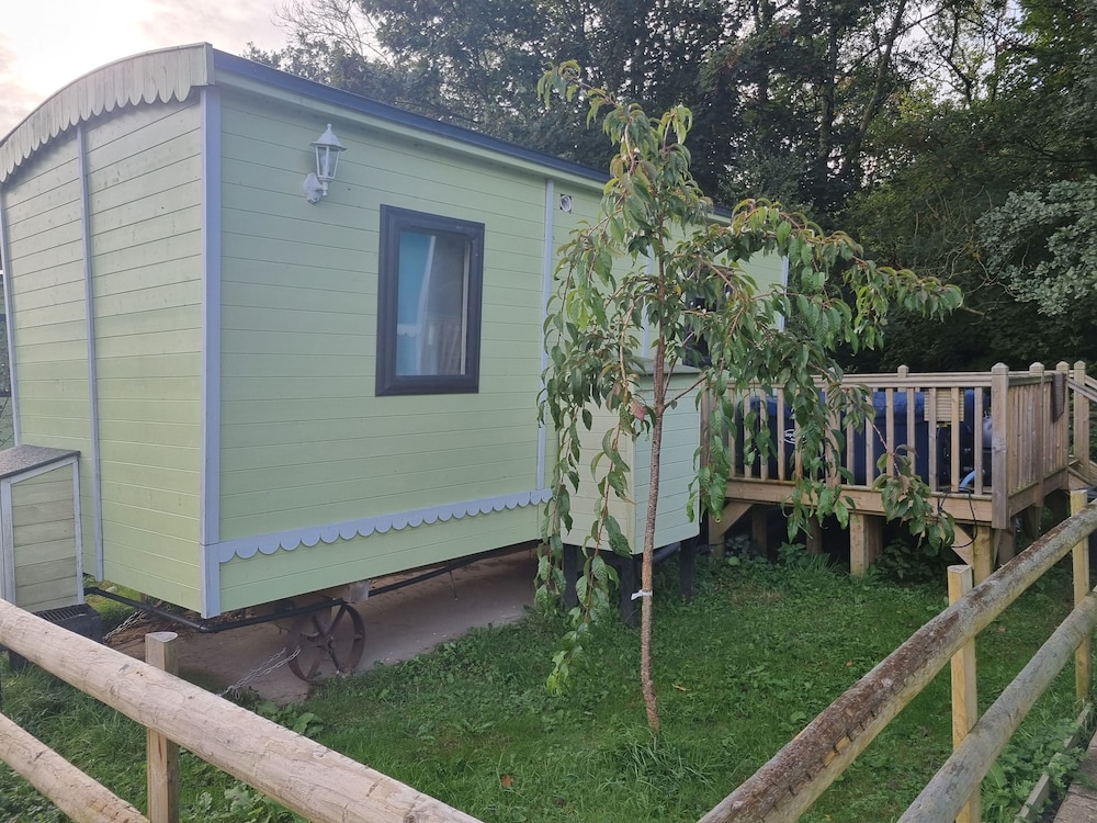 Glamping Hut Sleeps 2 hot tub & parking in Welshpool, United Kingdom