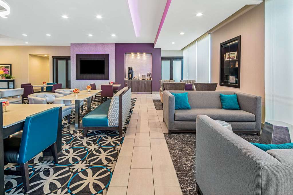 La Quinta Inn & Suites by Wyndham McAllen La Plaza Mall - photo 46