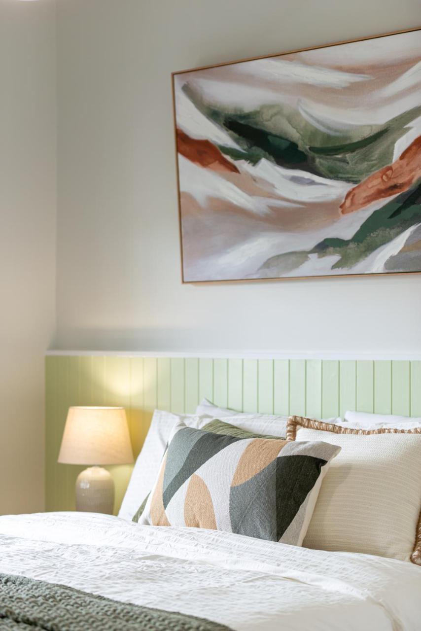 The Elements l Earth l 4 Stunning Apartments each with Private Outdoor Dining l Walk to the Beach l Event Friendlyl Wifi l Netflix l Outdoor Shower l Communal BBQ Pavilion and Lawn Area l — 4-Star Luxury Hotel in Christies Beach, Australia