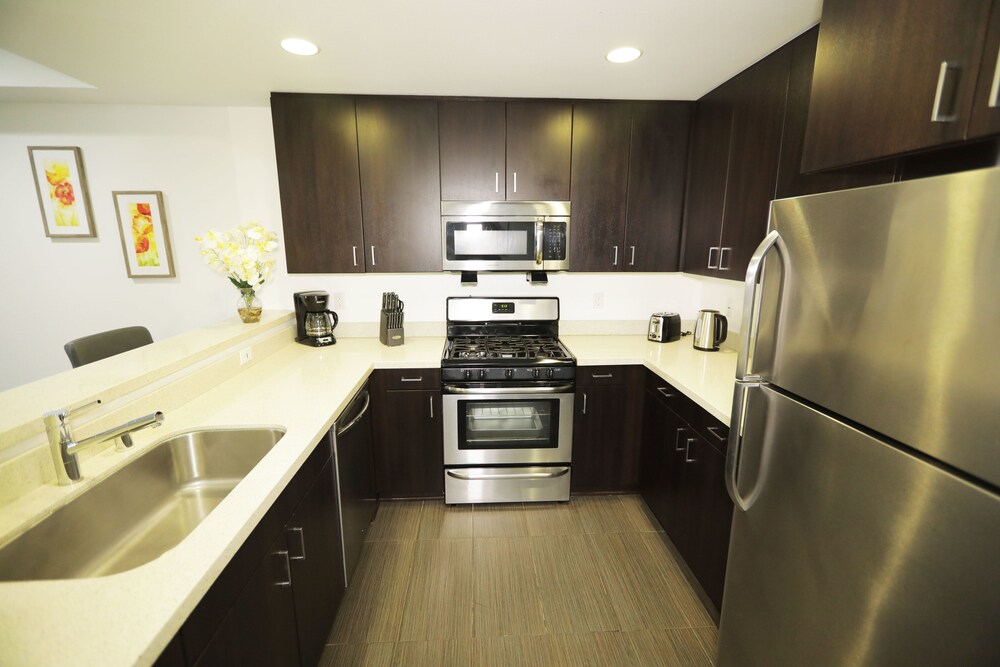 Downtown Cosmopolitan Suites - photo 26