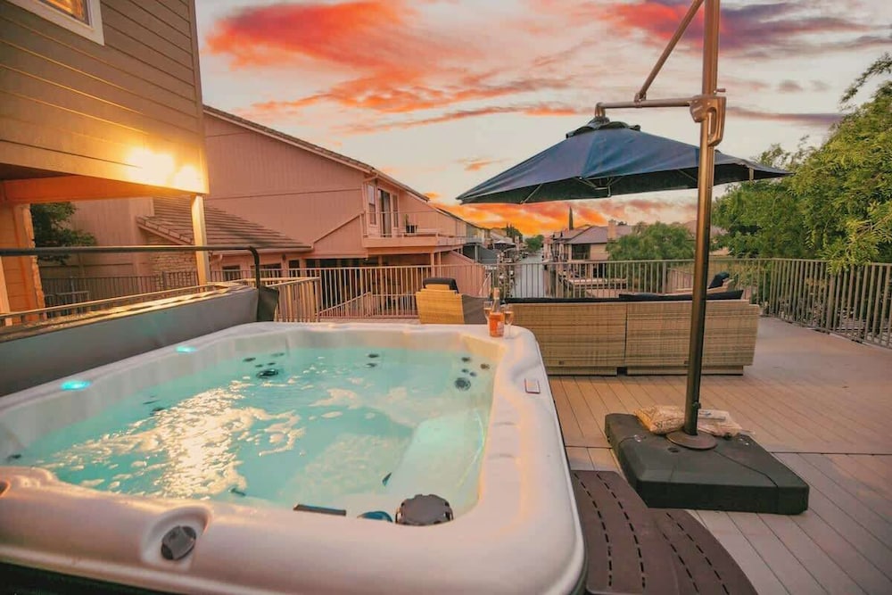 Luxury on Lake LBJ with Hot Tub Firepit & Boat Slip — 4-Star Luxury Hotel in Horseshoe Bay, United States