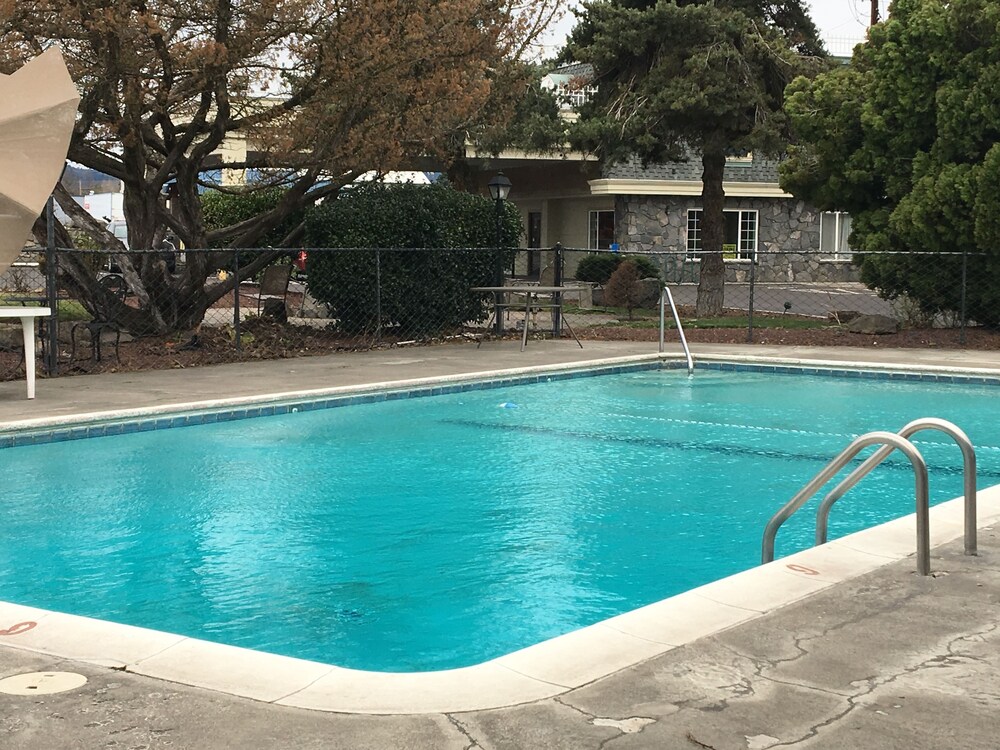 Econo Lodge Inn and Suites Central - photo 15