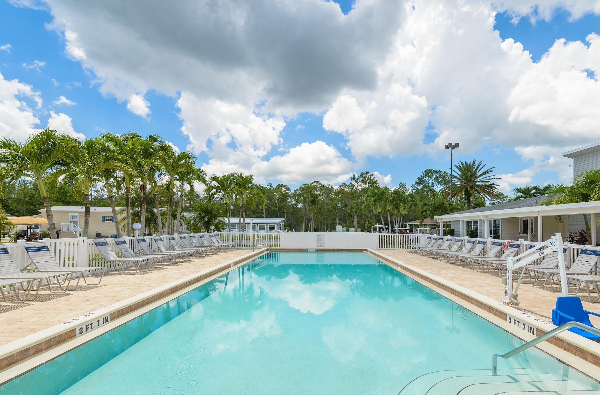 Club Naples RV Resort - photo 3