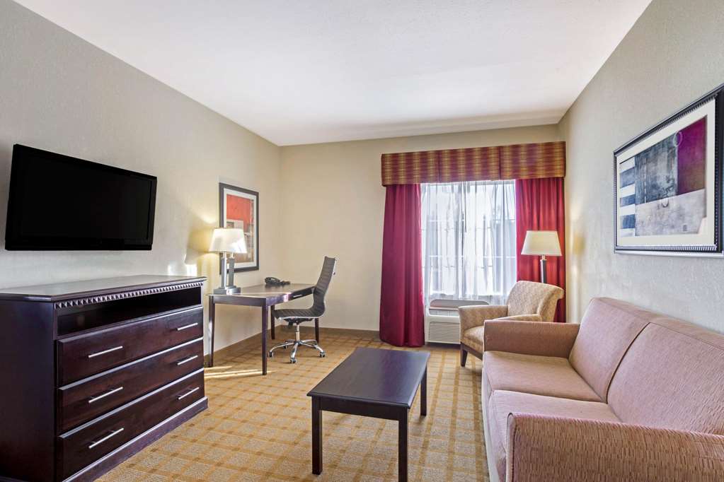 La Quinta Inn & Suites by Wyndham Mobile Satsuma Saraland - photo 28