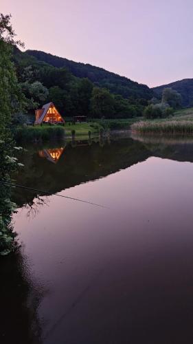 A pe lac — 4-Star Luxury Hotel in Boiu, Romania