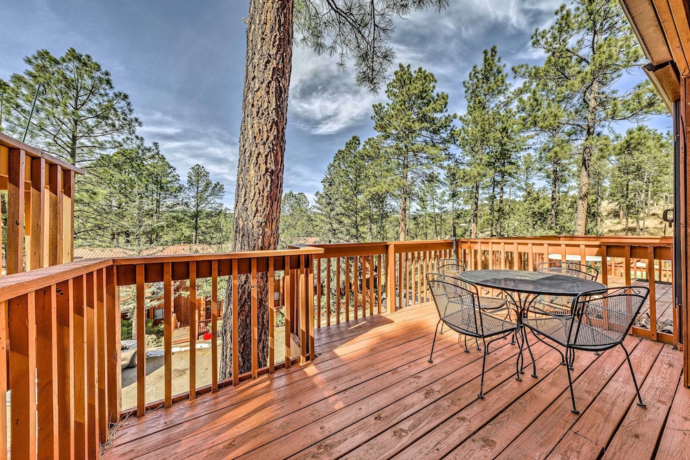 Cozy Ruidoso Condo with Grill and Mountain Views — 4-Star Luxury Hotel in Ruidoso, United States