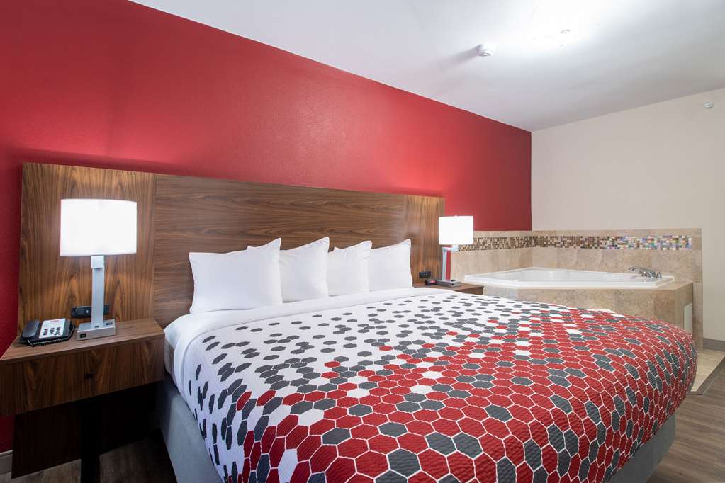 Econo Lodge Inn & Suites Foley North Gulf Shores - photo 39