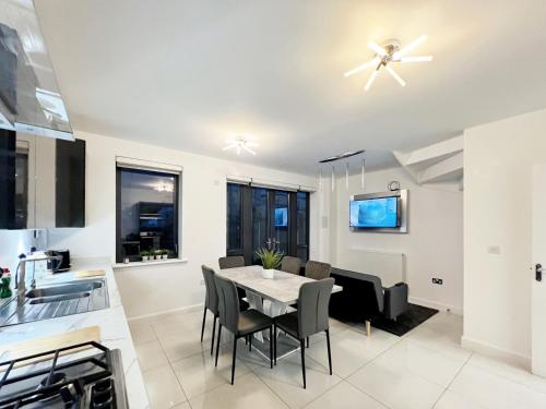 Modern Beautiful 5 bed Sleeps 13 Free Parking — 4-Star Luxury Hotel in Coulsdon, United Kingdom