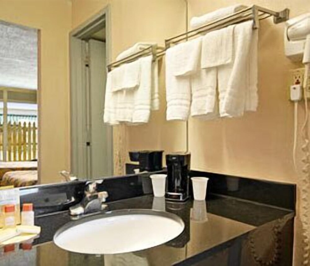 Budgetel Inn And Suites - photo 3