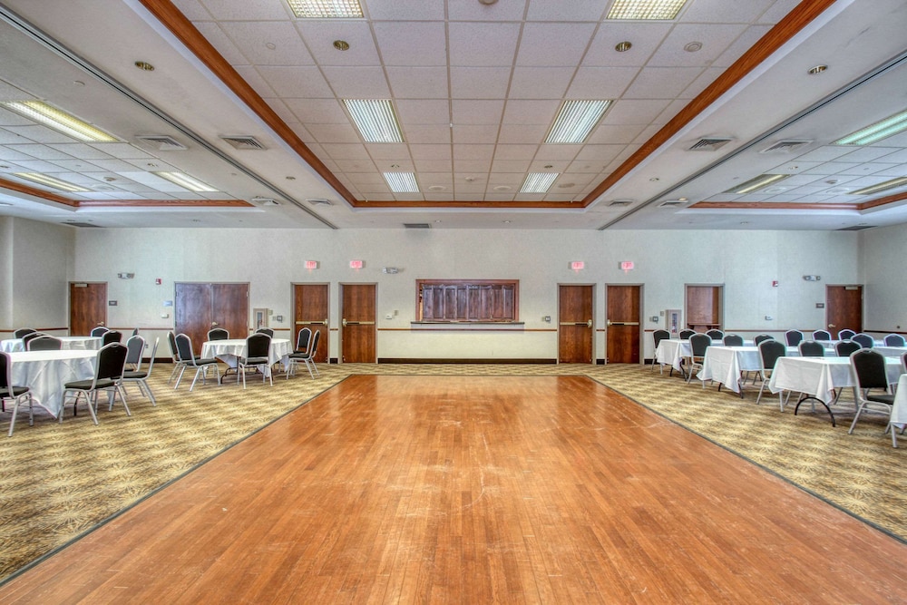 Comfort Suites Milwaukee Airport - photo 68