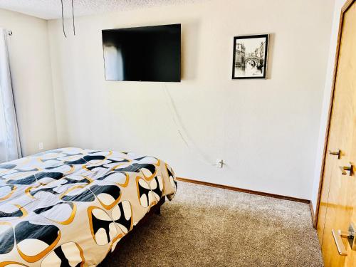 Artsy Home close to USAFA with Fireplace and Patio — 4-Star Luxury Hotel in Colorado Springs, United States