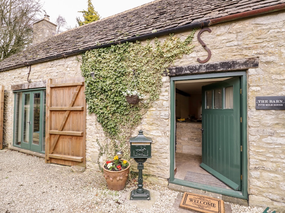Five Mile House Barn — 4-Star Luxury Hotel in Cirencester, United Kingdom