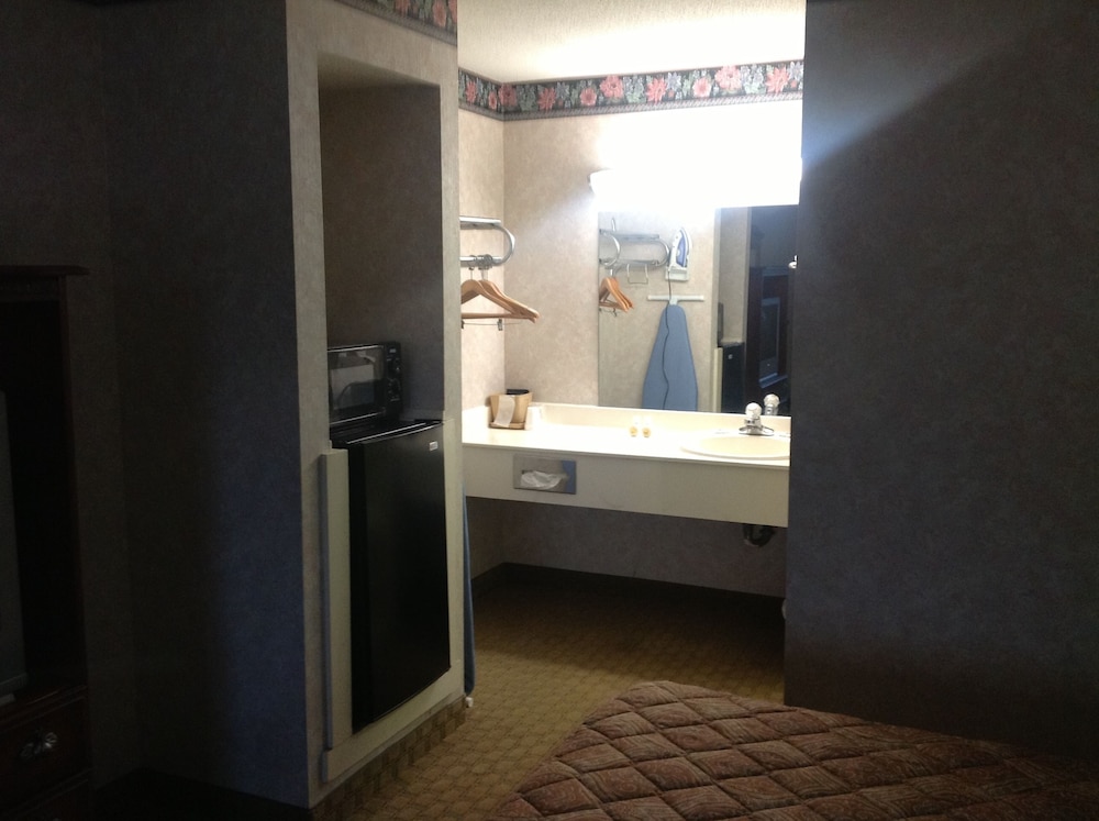 Colonial Inn & Suites Airport Graceland - photo 29
